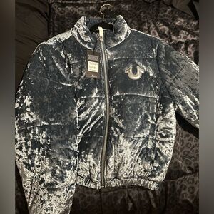 It’s brand new I haven’t used it been hanging so now I’m selling it